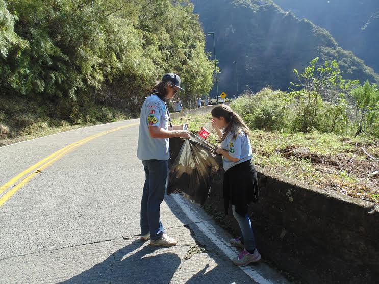 A O Ambiental Do Movimento Escoteiro Recolhe Sacos De Lixo Na Serra