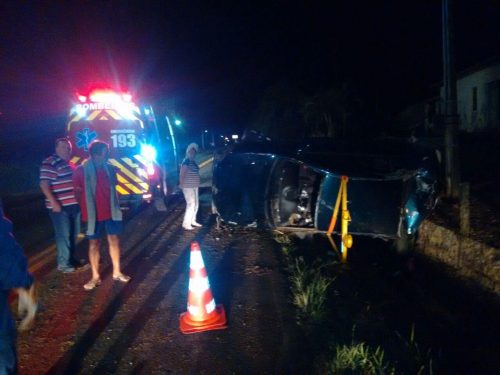 Saída de pista seguida de capotamento Braço do Norte