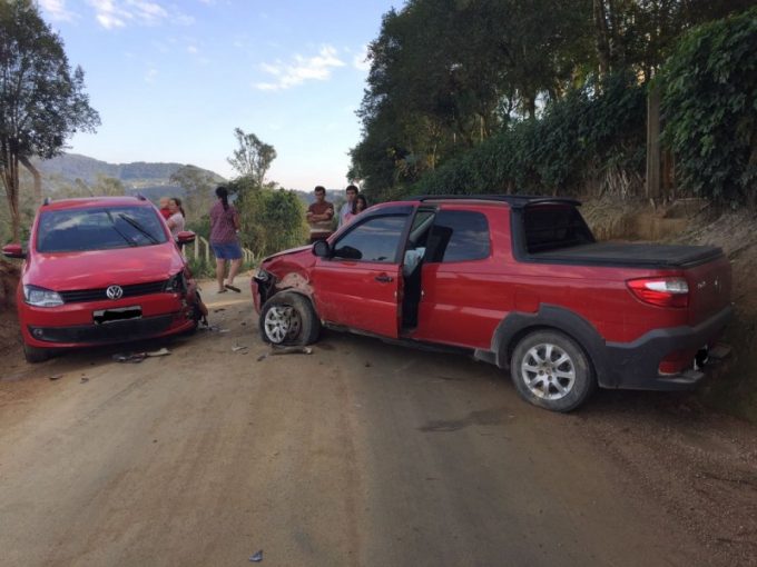 Idoso é socorrido com lesões na face após colisão frontal, em Urussanga