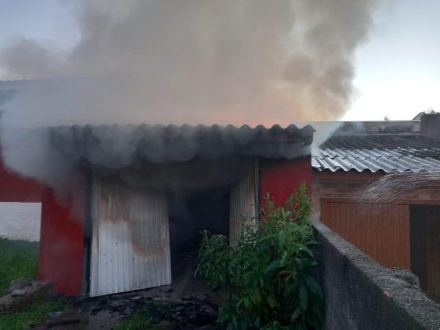 Bombeiros combatem incêndio a garagem de residência em Içara