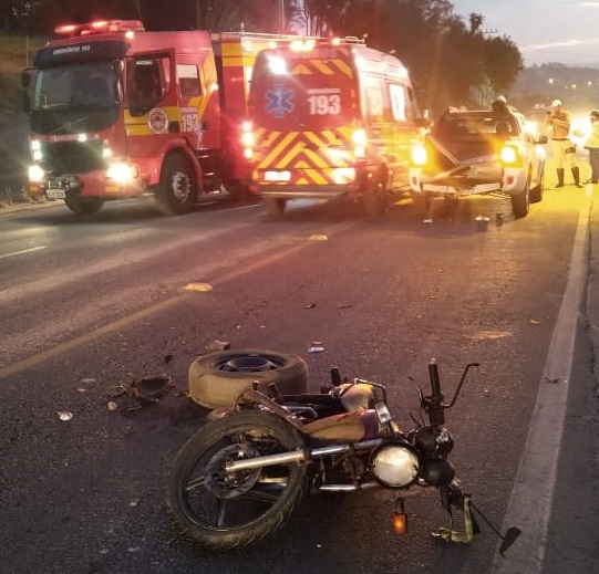 Motociclista fica em estado grave após colidir em veículo e ser projetado para dentro de carroceria em Urussanga