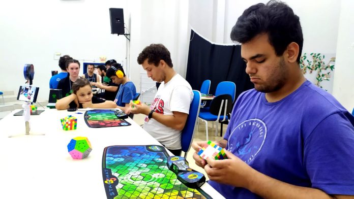 Urussanguense se destaca em campeonato online de cubo mágico - Sulinfoco